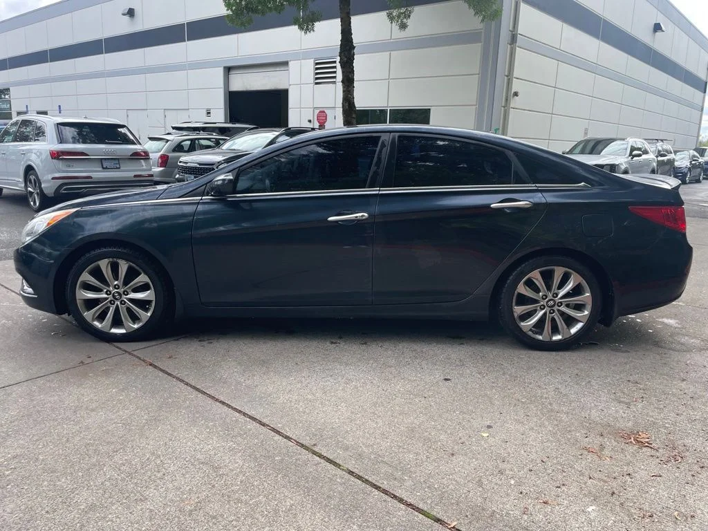 Used 2013 Pacific Blue Pearl Mica Hyundai SE image 6
