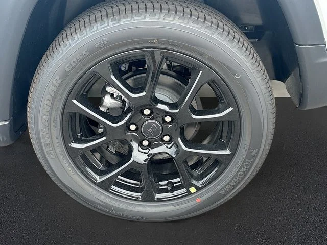 New 2026 Bright White Clearcoat Jeep Latitude image 18