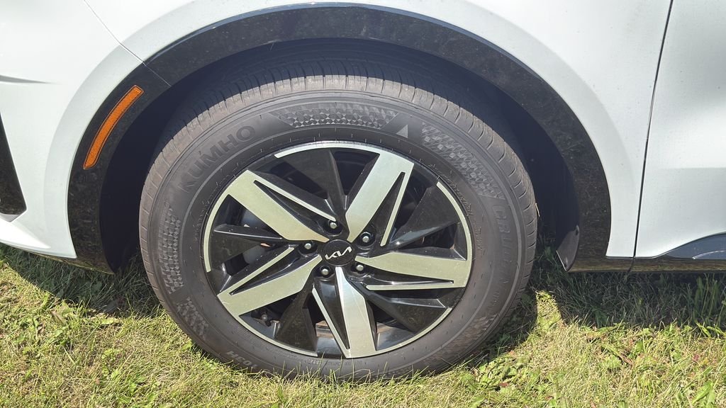 Used 2022 White Kia S image 28