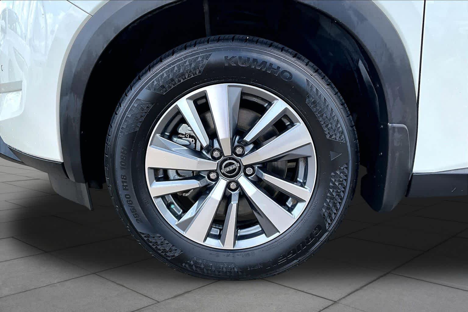 Used 2024 Pearl White Tricoat Nissan SL image 10