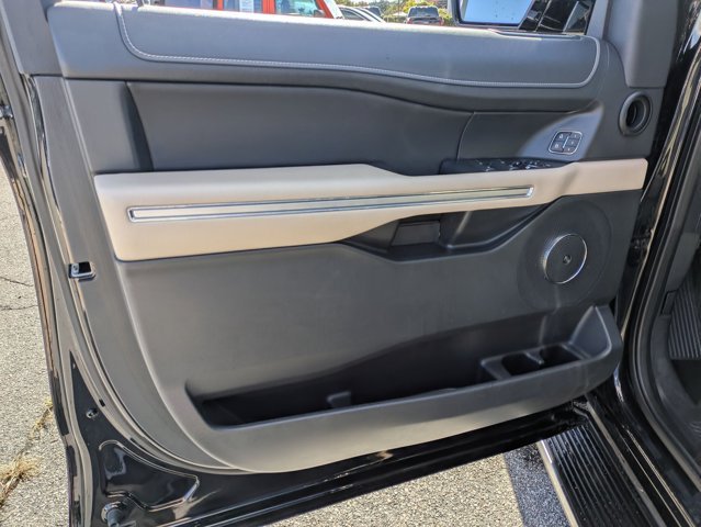 Used 2023  Ford  image 17