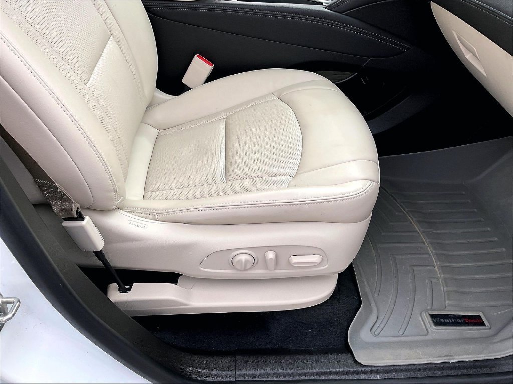 Used 2023 Summit White Buick Essence image 38