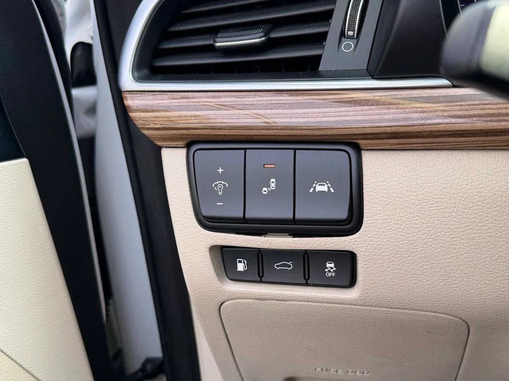 Used 2019 White Kia Technology image 29