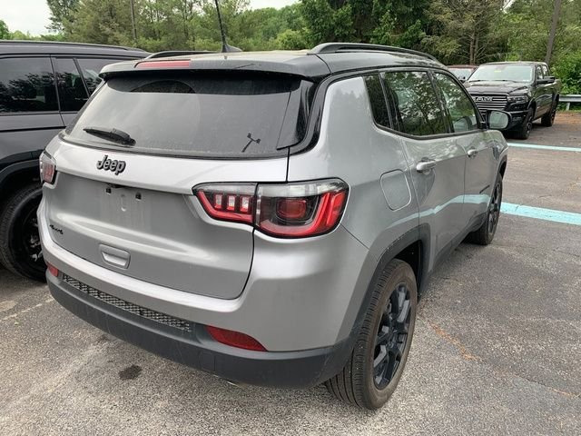 Used 2022 Silver Jeep Latitude image 6