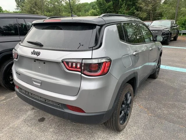 Certified Used 2022 Silver Jeep Latitude image 6