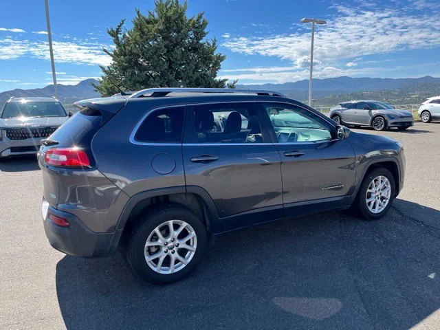 Used 2015 Granite Crystal Metallic Clearcoat Jeep Latitude image 7