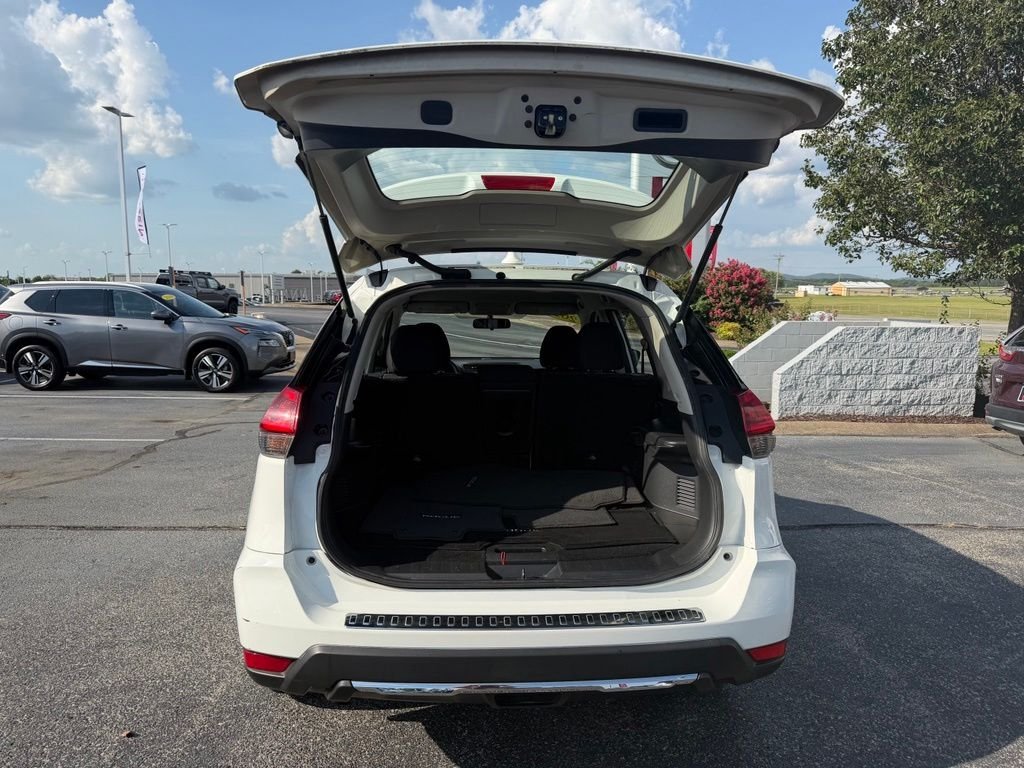Used 2018 White Nissan S image 32