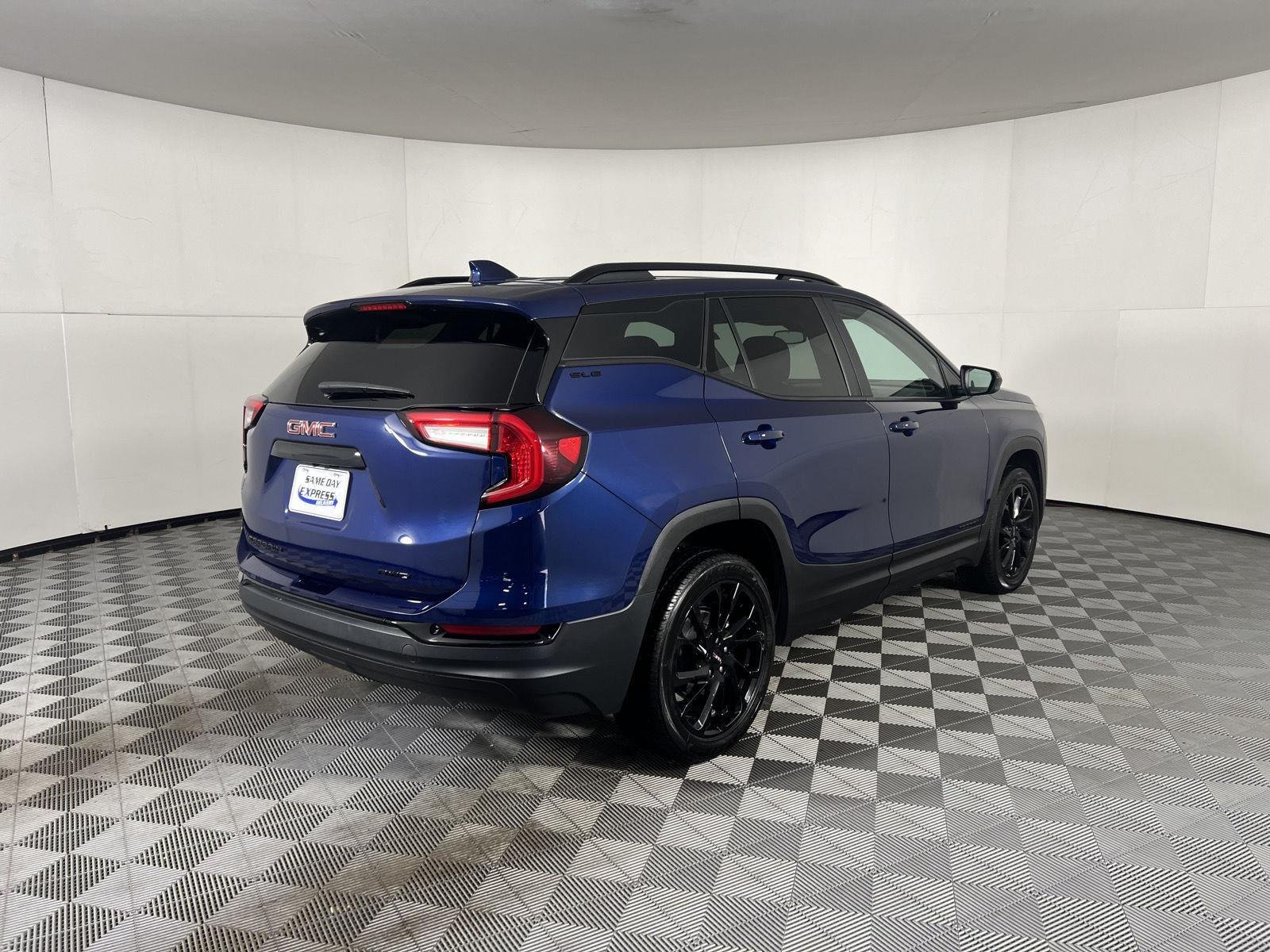 Used 2023 Marine Metallic GMC SLE image 13