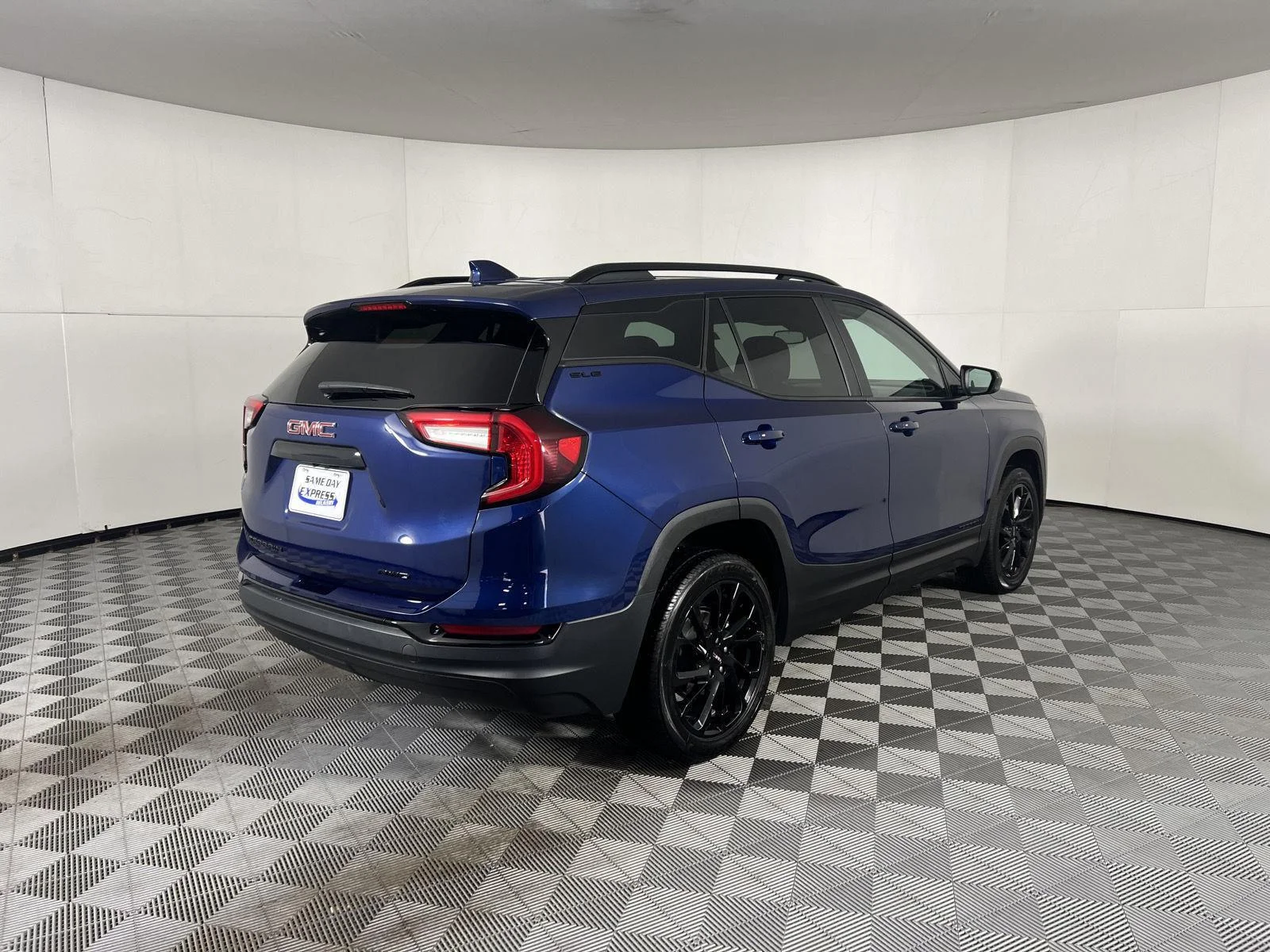 Used 2023 Marine Metallic GMC SLE image 13