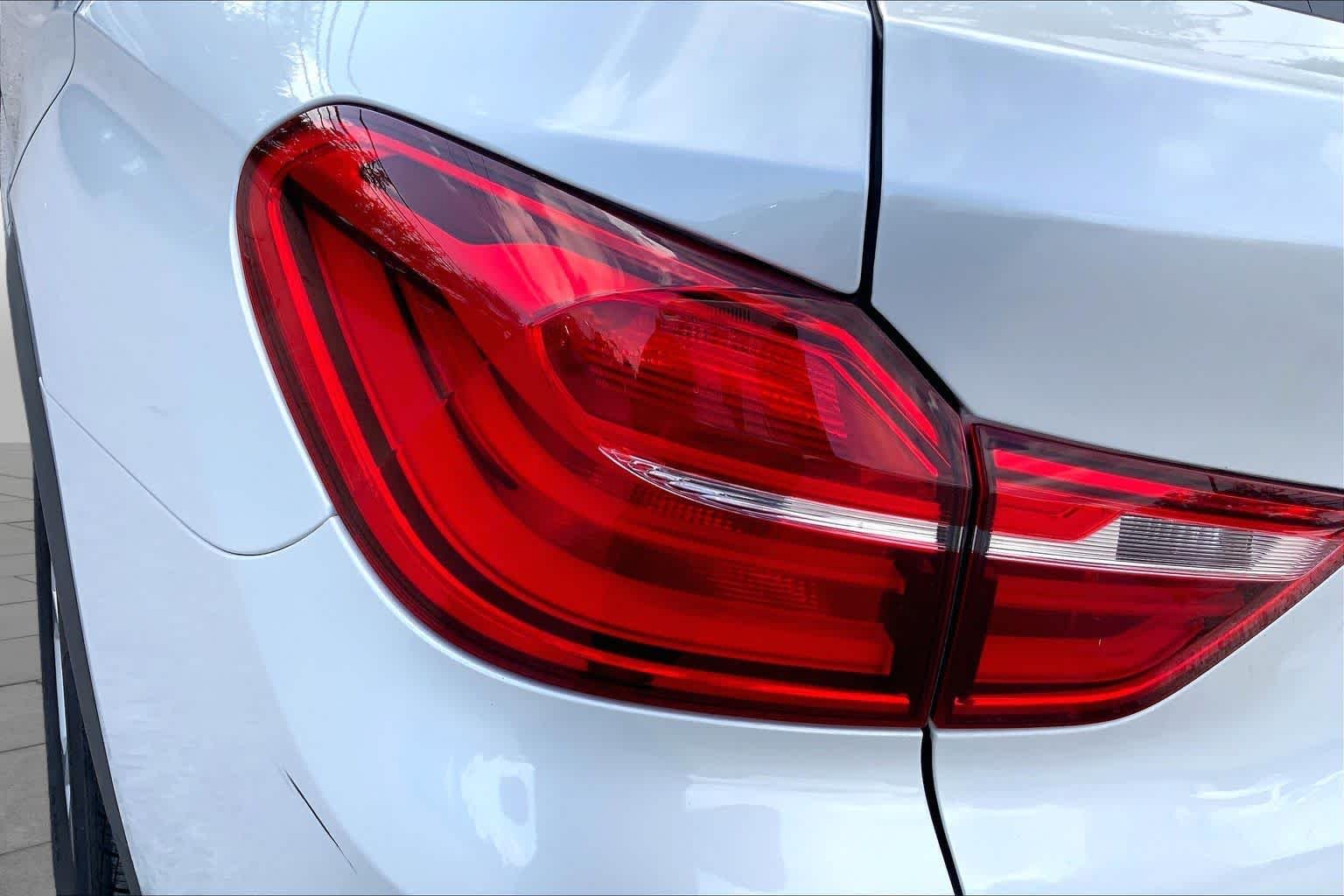 Used 2017 Alpine White BMW xDrive28i image 28