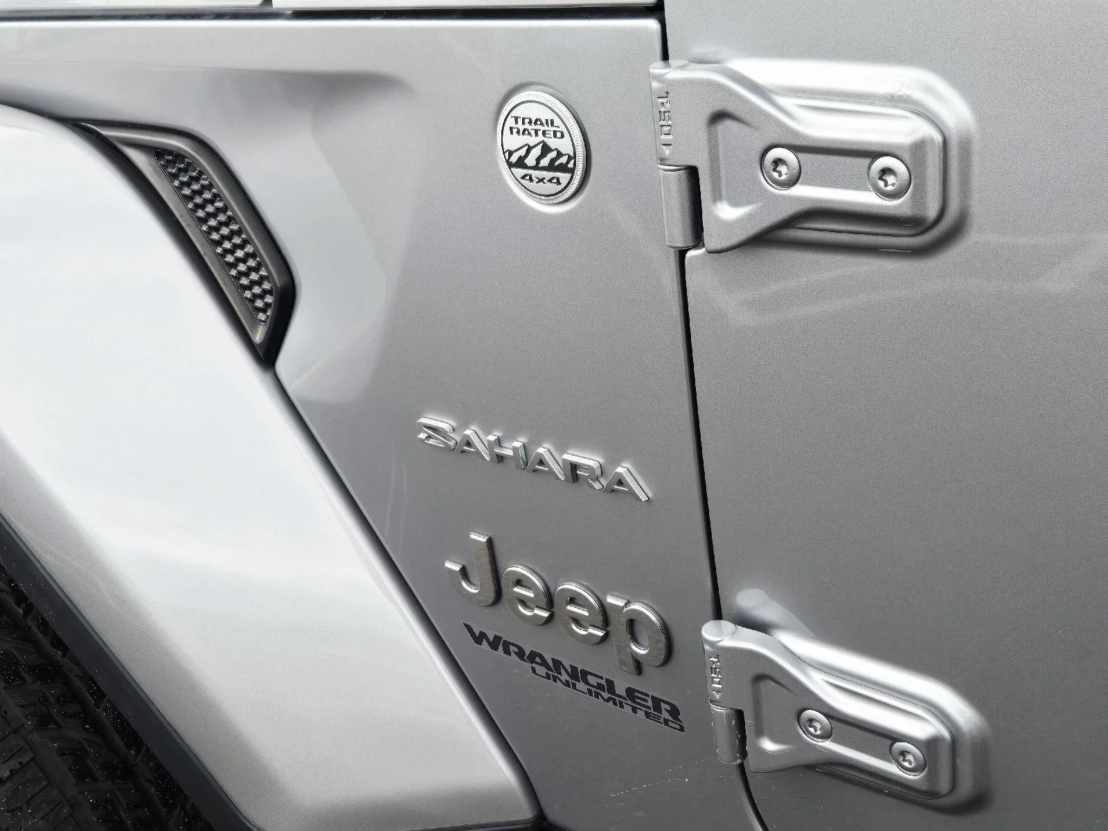 Used 2020 Billet Silver Metallic Jeep Sahara image 11