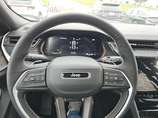 New 2026 Diamond Black Crystal Pearlcoat Jeep Laredo Altitude image 20
