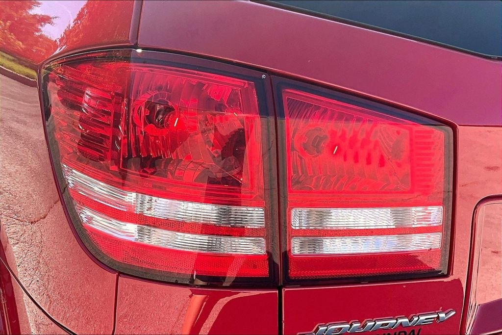 Used 2020 Red Dodge SE image 31