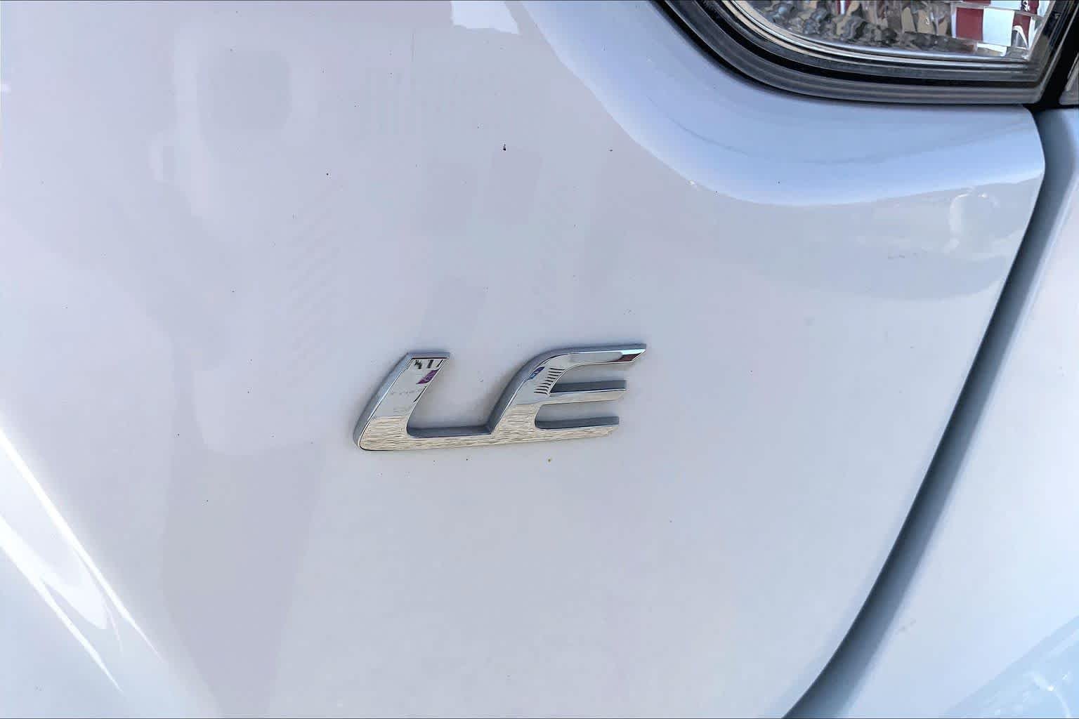 Used 2022 White Toyota LE image 10