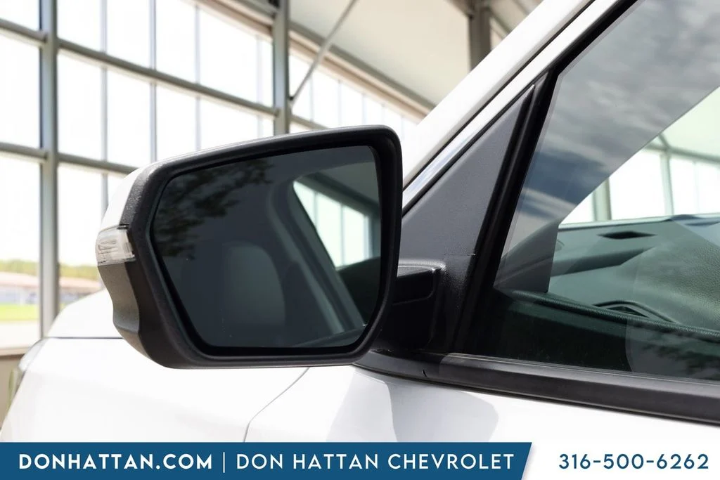 Used 2023 White GMC SLT image 28