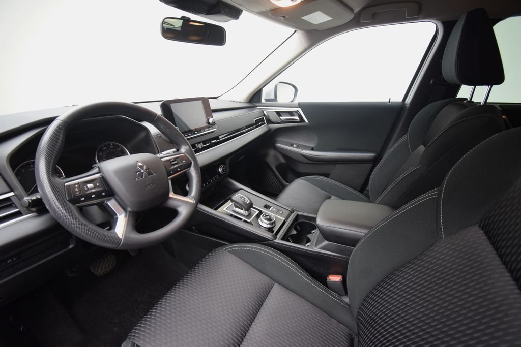 Used 2022  Mitsubishi ES image 7