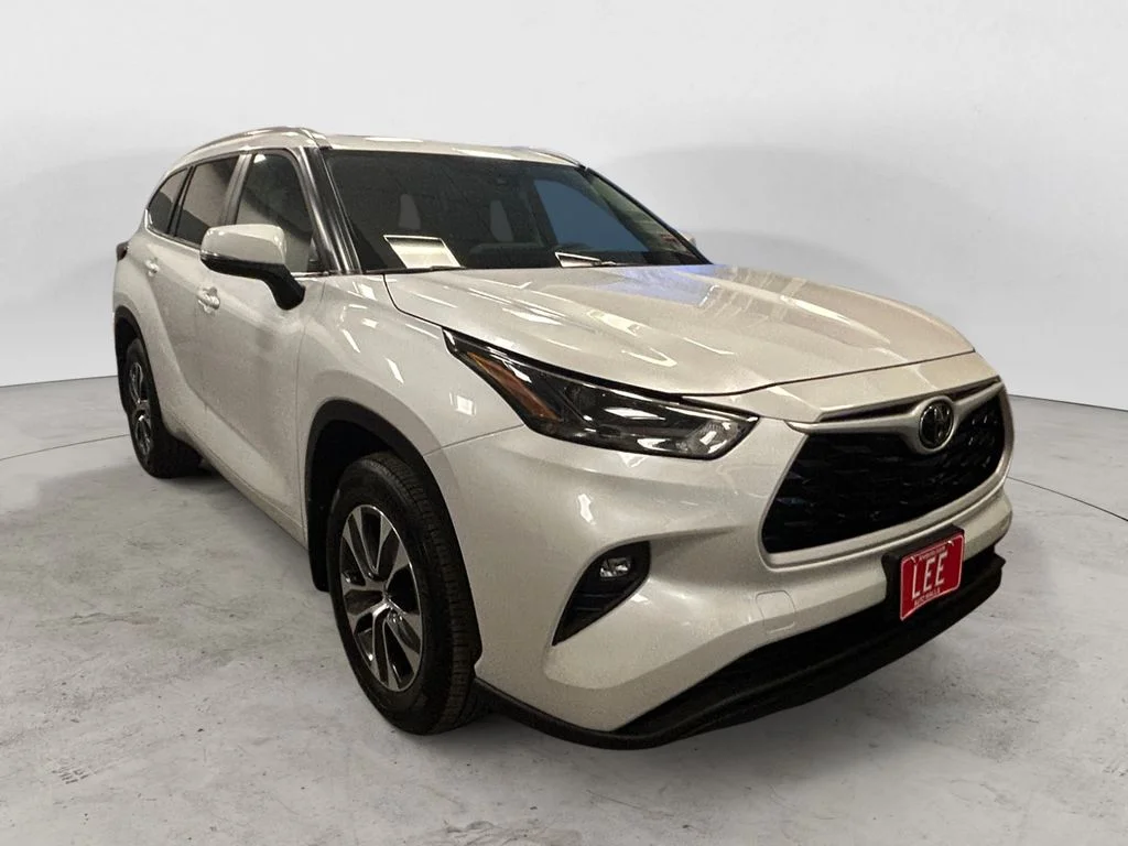 Used 2026 Pearl Toyota XLE image 7