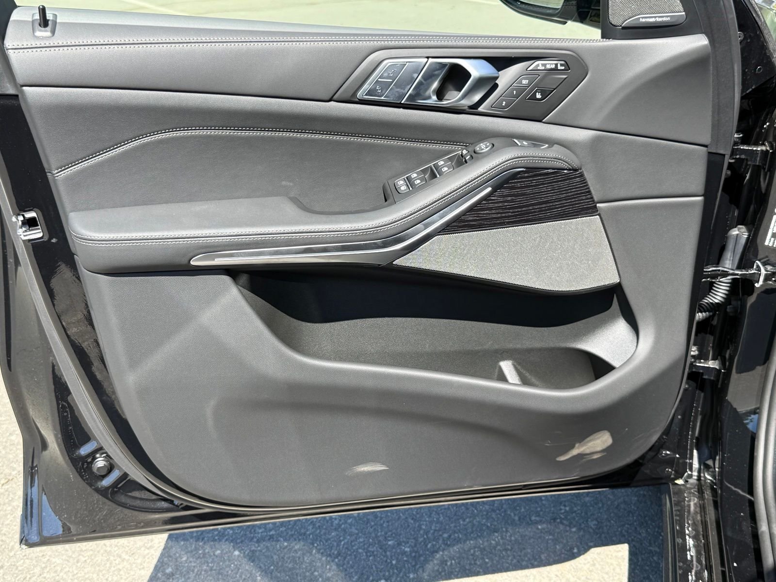 New 2027 Black Sapphire Metallic BMW xDrive40i image 19