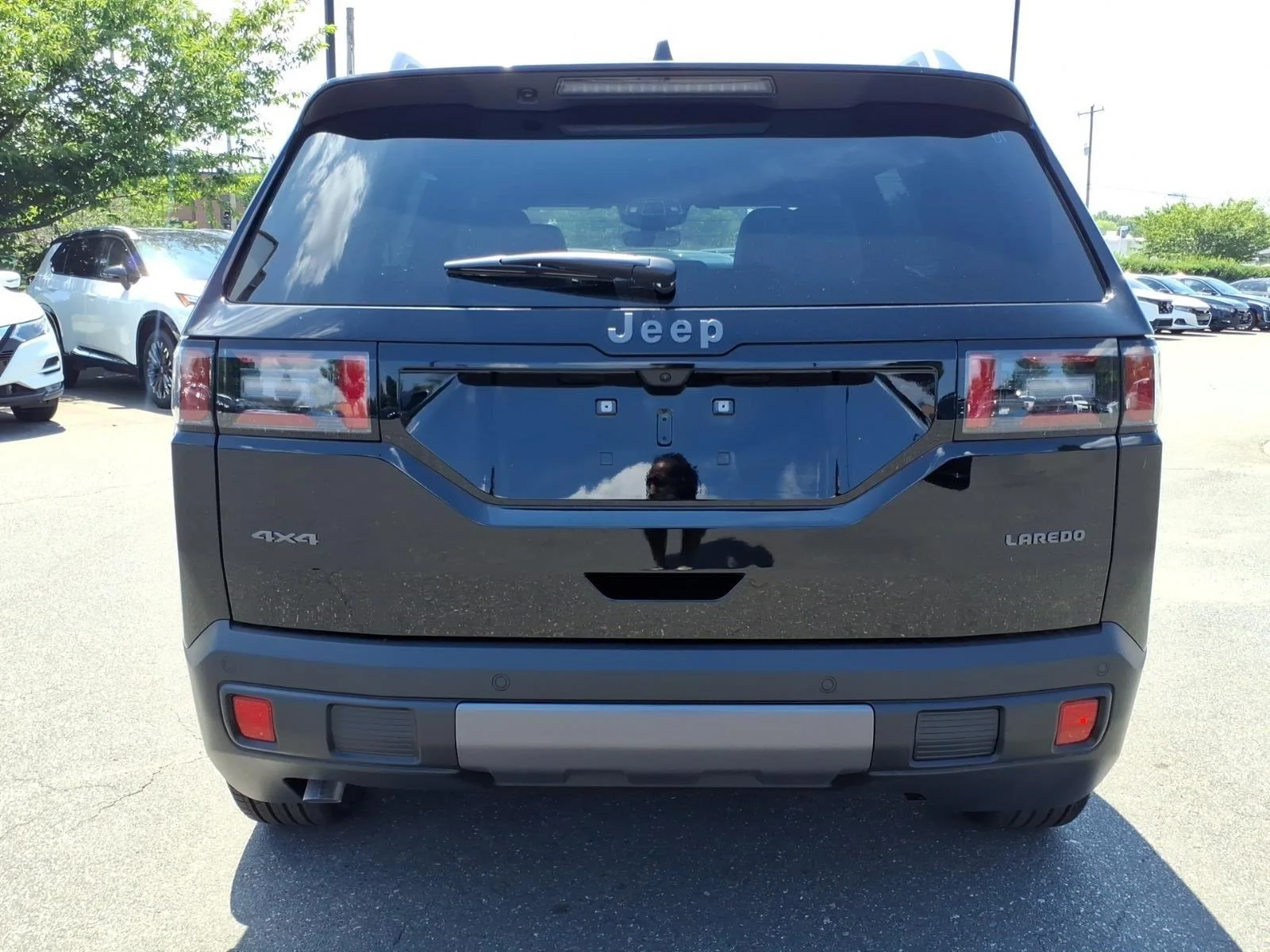 New 2026 Diamond Black Crystal Pearl-Coat Exterior Paint Jeep Laredo image 17
