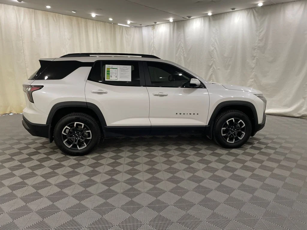 Certified Used 2025 Iridescent Pearl Tricoat Chevrolet AWD ACTIV image 5