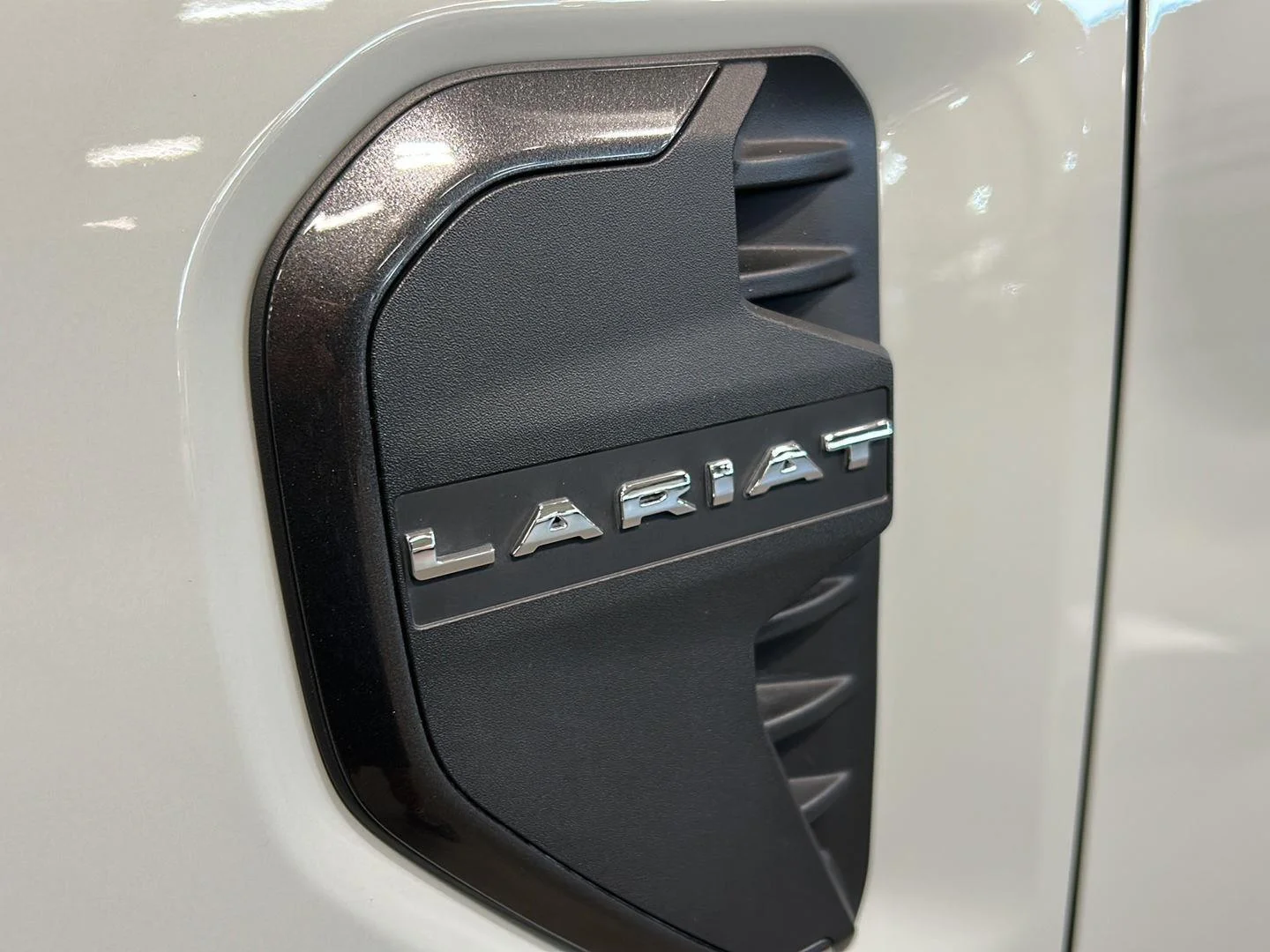 Used 2024 Cactus Gray Ford LARIAT image 37