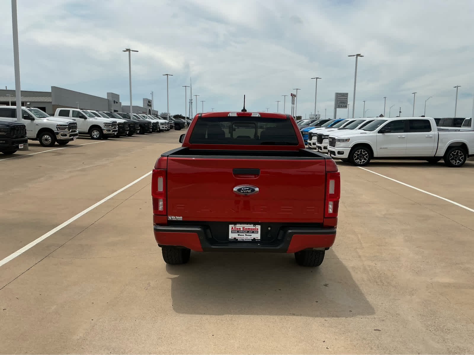 Used 2022 Hot Pepper Red Metallic Tinted Clearcoat Ford LARIAT image 9