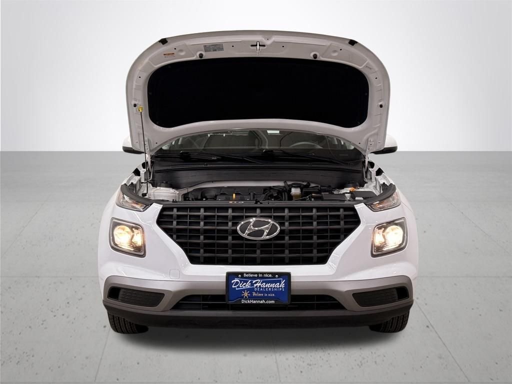 Used 2023 White Hyundai SE image 5