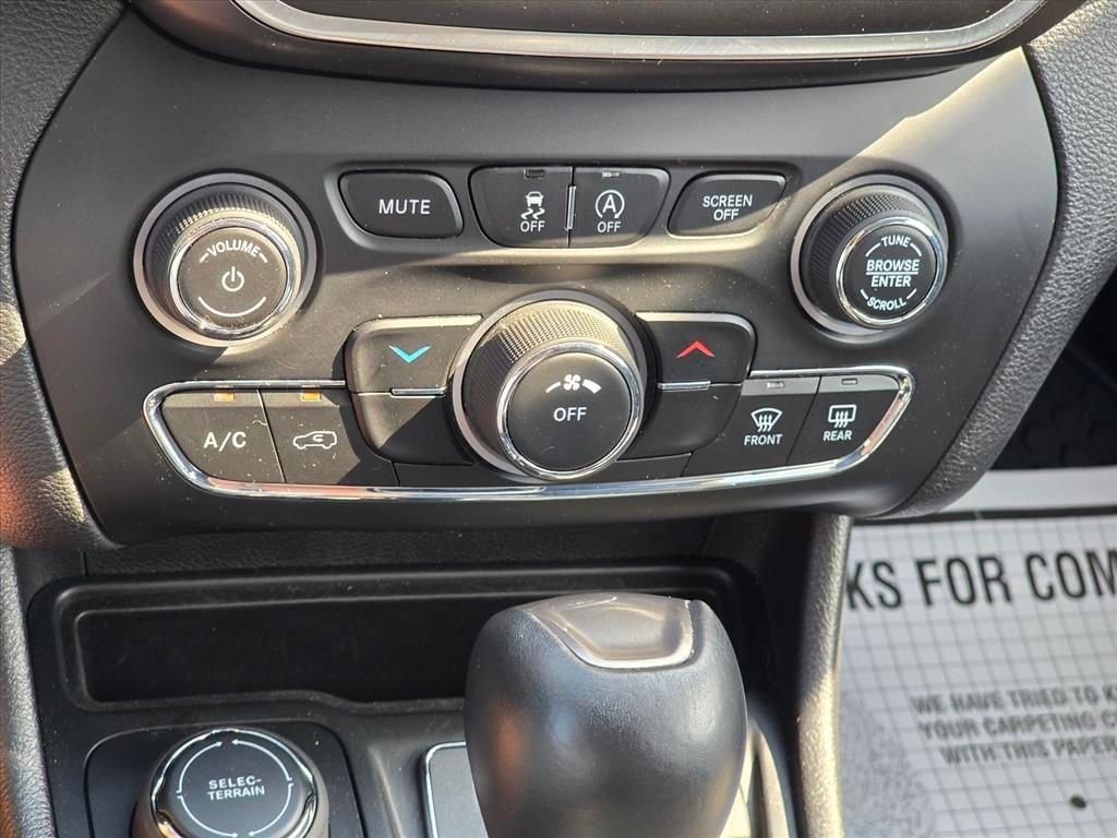 Used 2019 Red Jeep Latitude Plus image 18
