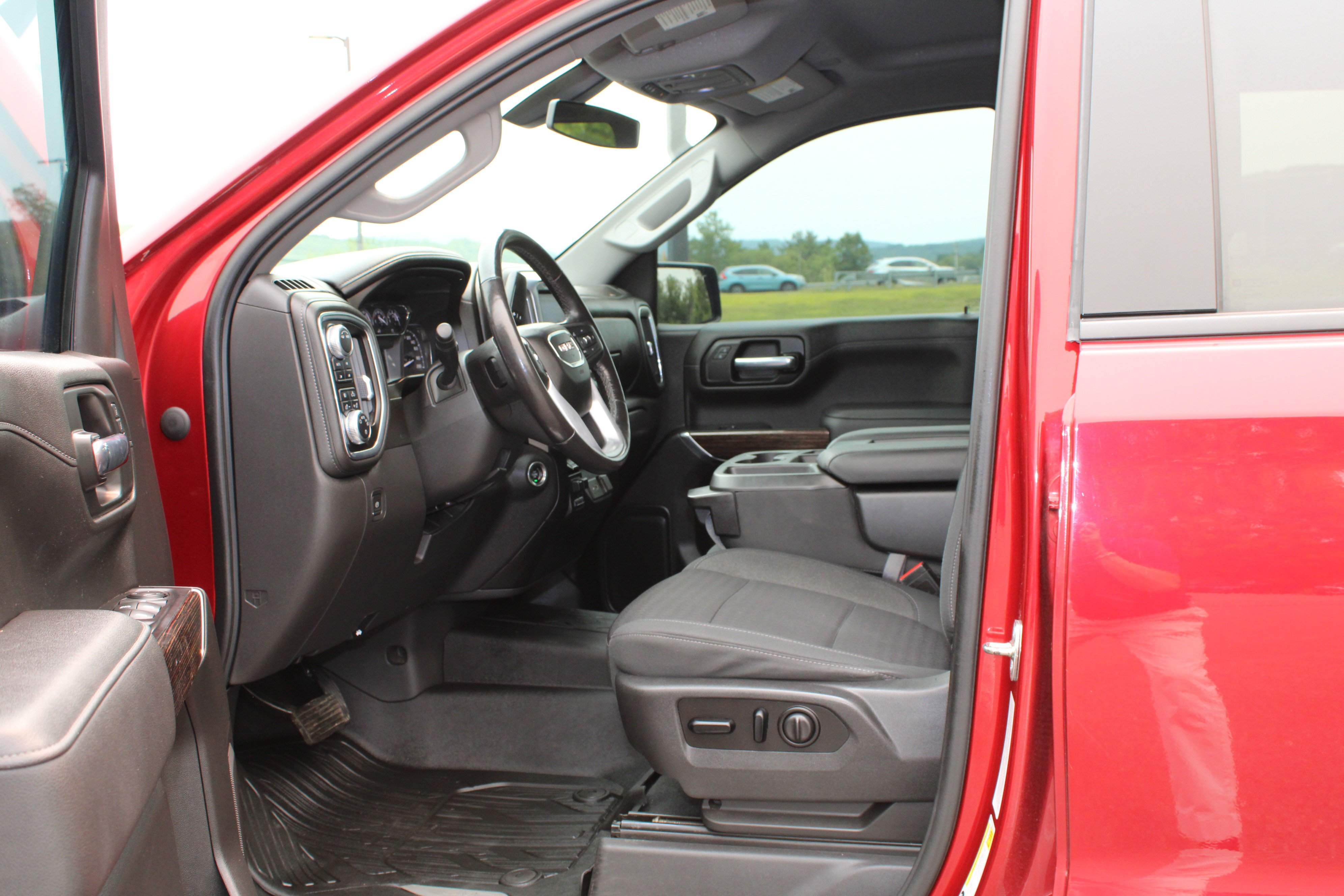 Used 2021 Maroon GMC Elevation image 18