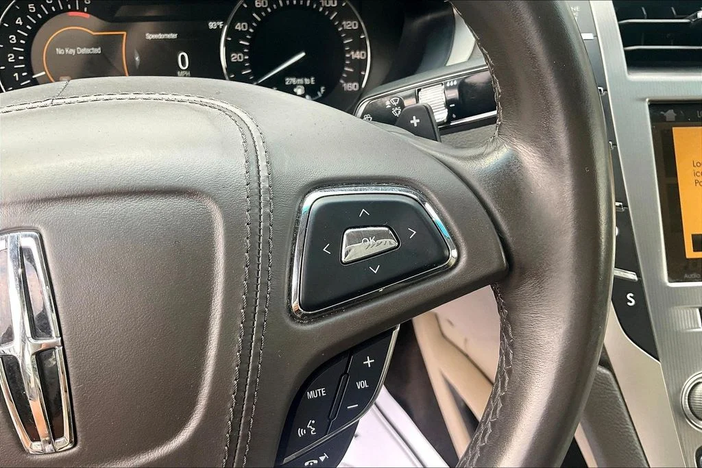 Used 2019 White Lincoln Standard image 17