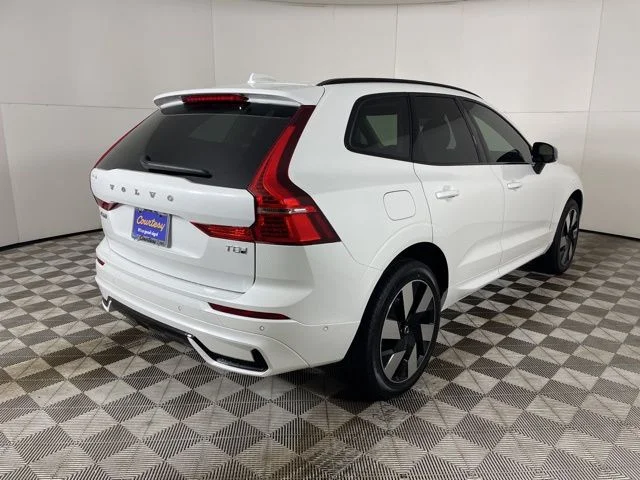Used 2025 White Volvo T8 Plus image 8