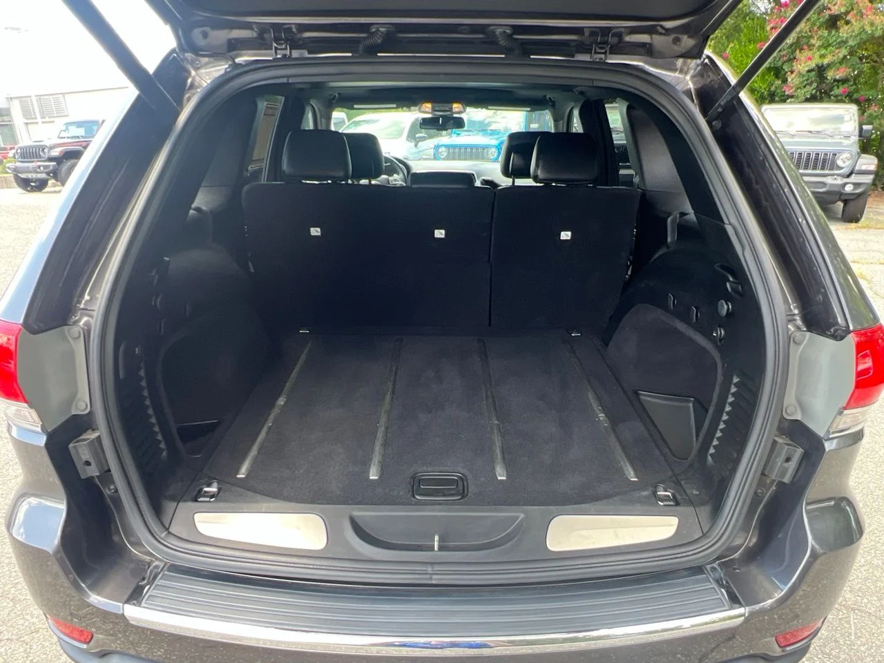 Used 2015 Gray Jeep Limited image 11