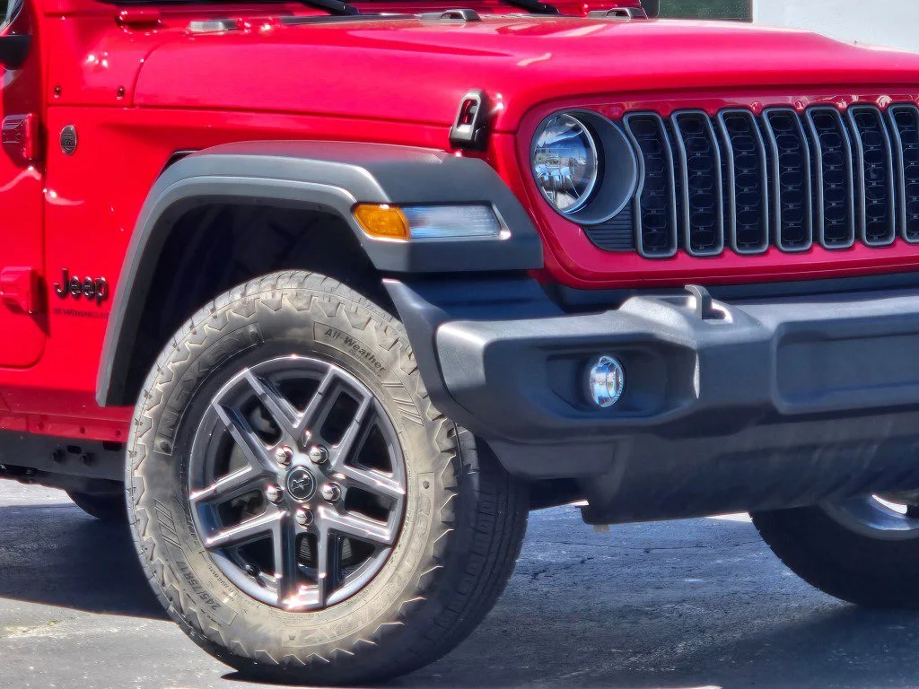 Used 2025 Red Jeep 4-Door Summit 4x4 image 3