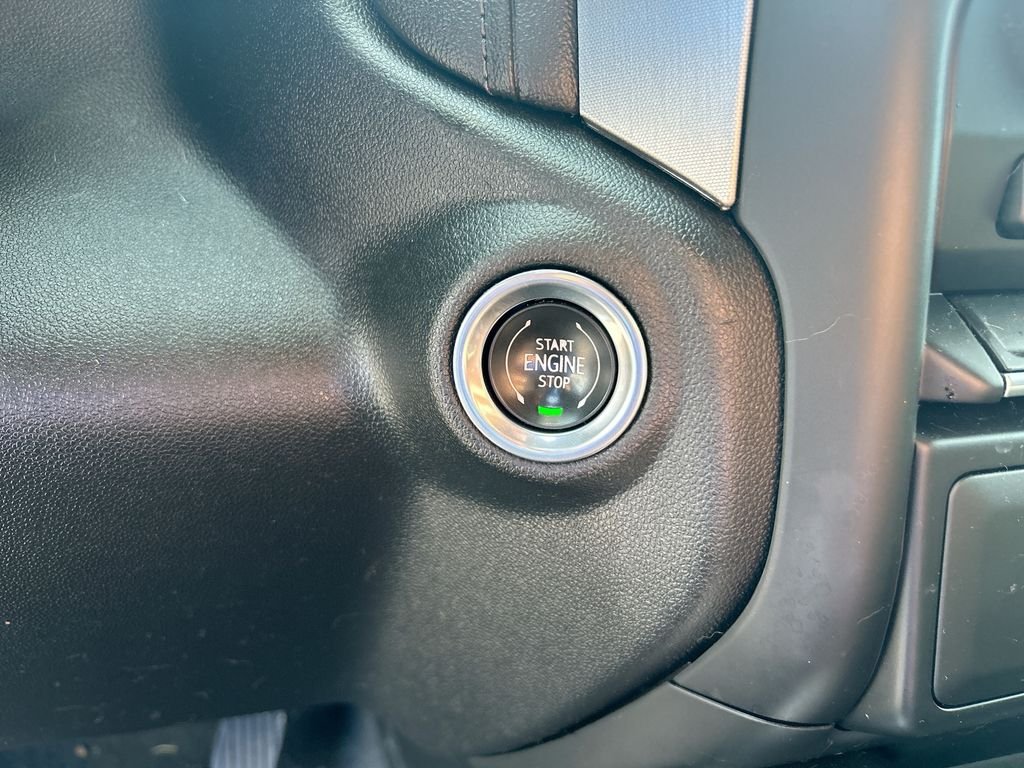 Used 2022 White GMC Elevation image 16