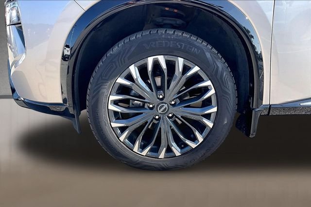 Used 2024 Gold Nissan Platinum image 6