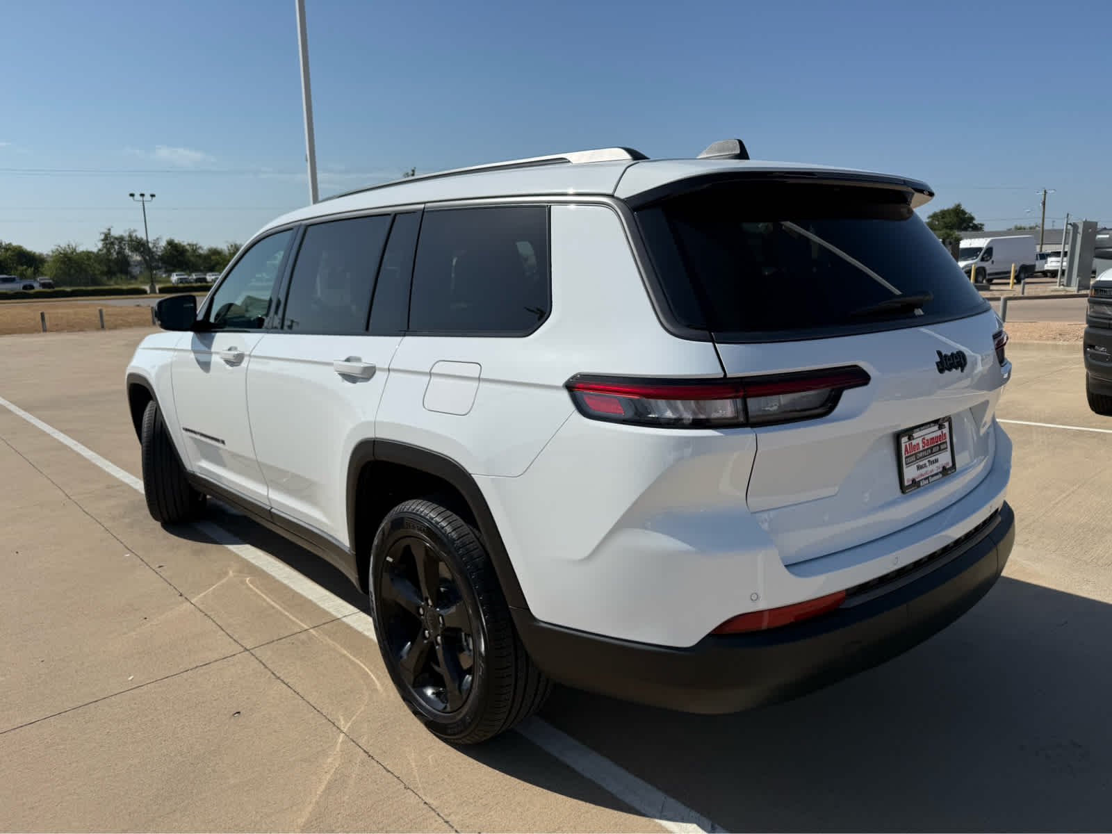 New 2026 Bright White Clear-Coat Exterior Paint Jeep Limited image 8