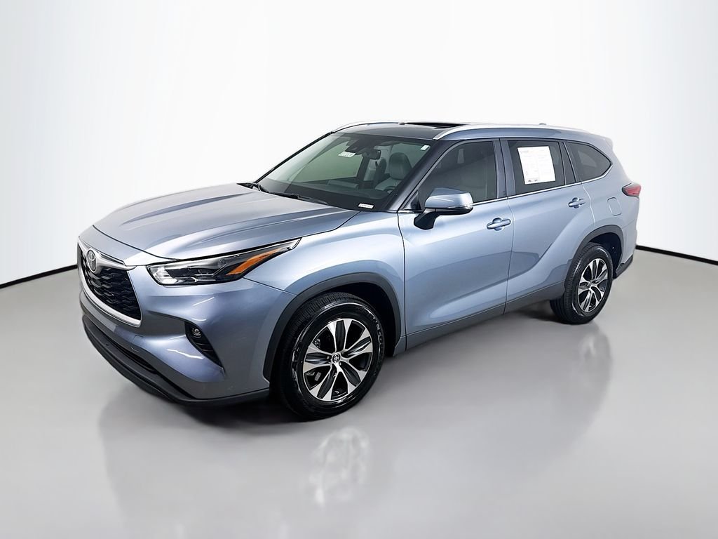 Used 2023 Moon Dust Toyota XLE image 3
