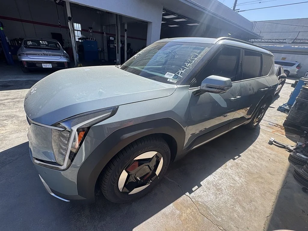 Used 2024 Green Kia Wind image 2