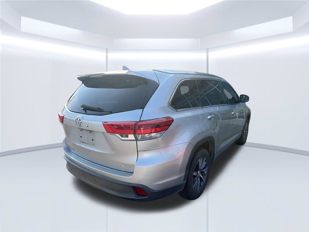 Used 2018 Silver Toyota XLE image 3