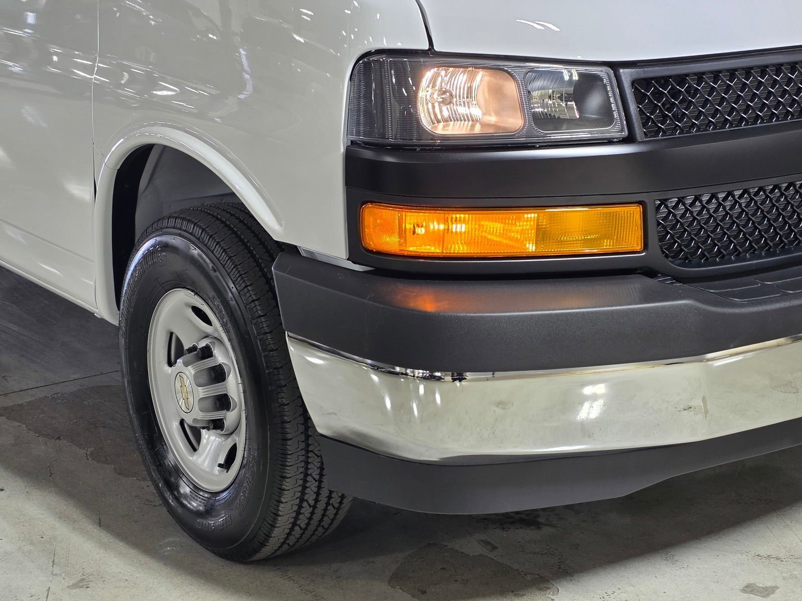 New 2026 Summit White Chevrolet WT image 10