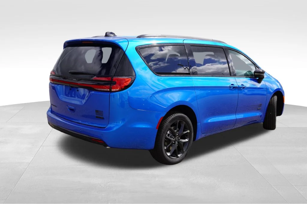New 2027 Hydro Blue Pearl-Coat Paint Chrysler Select image 3