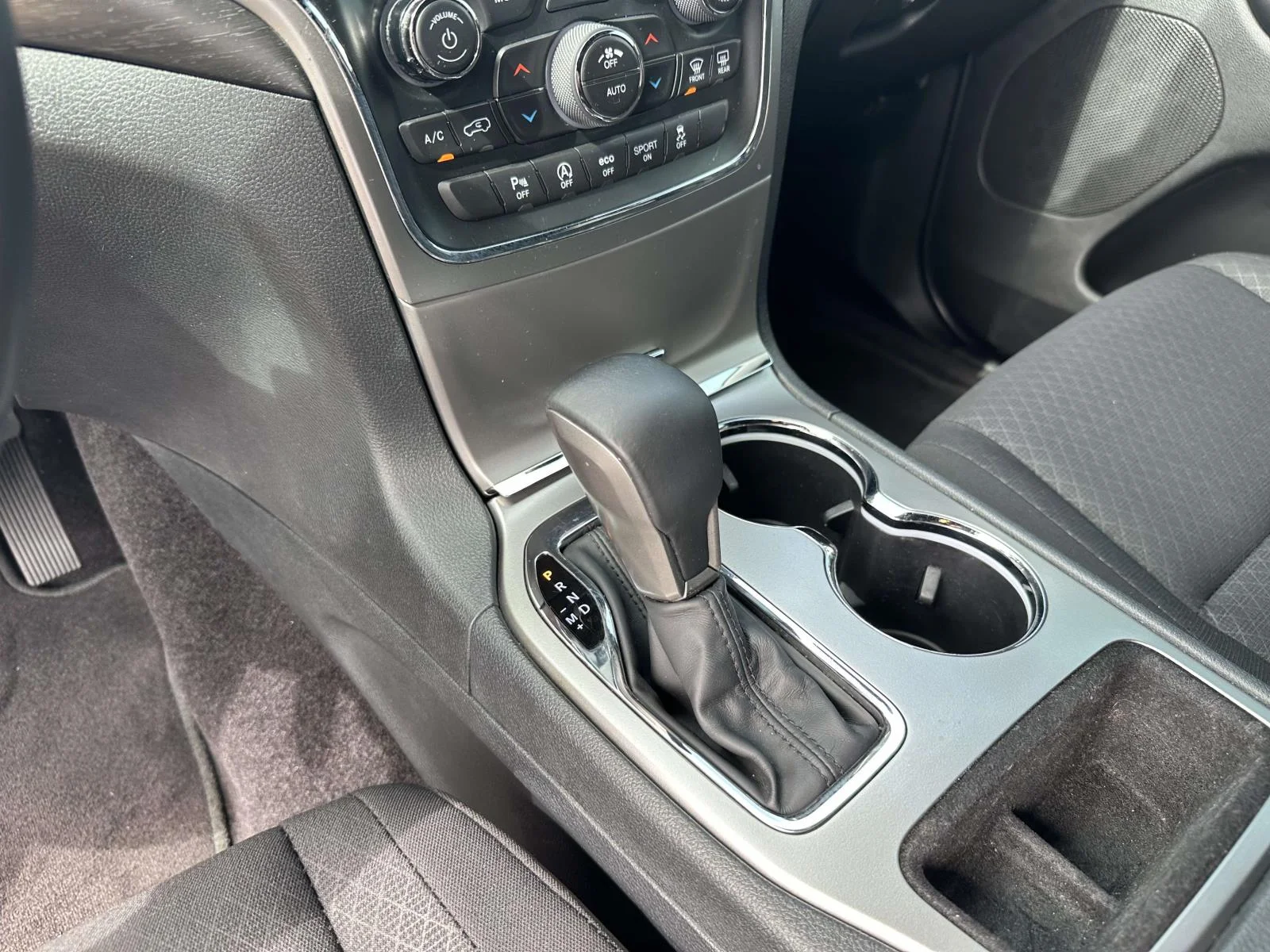 Used 2018 Bright White Clearcoat Jeep Laredo image 16