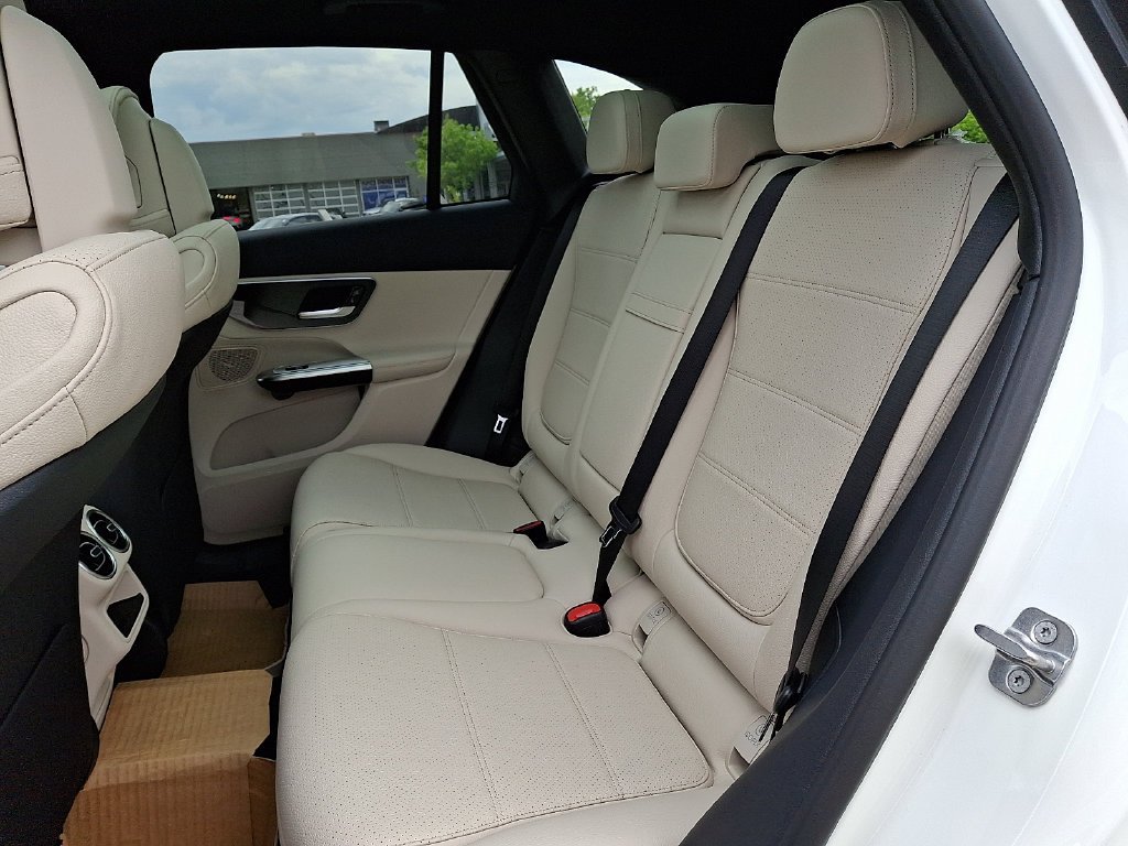 New 2026 Polar White Mercedes-Benz GLC 300 image 8