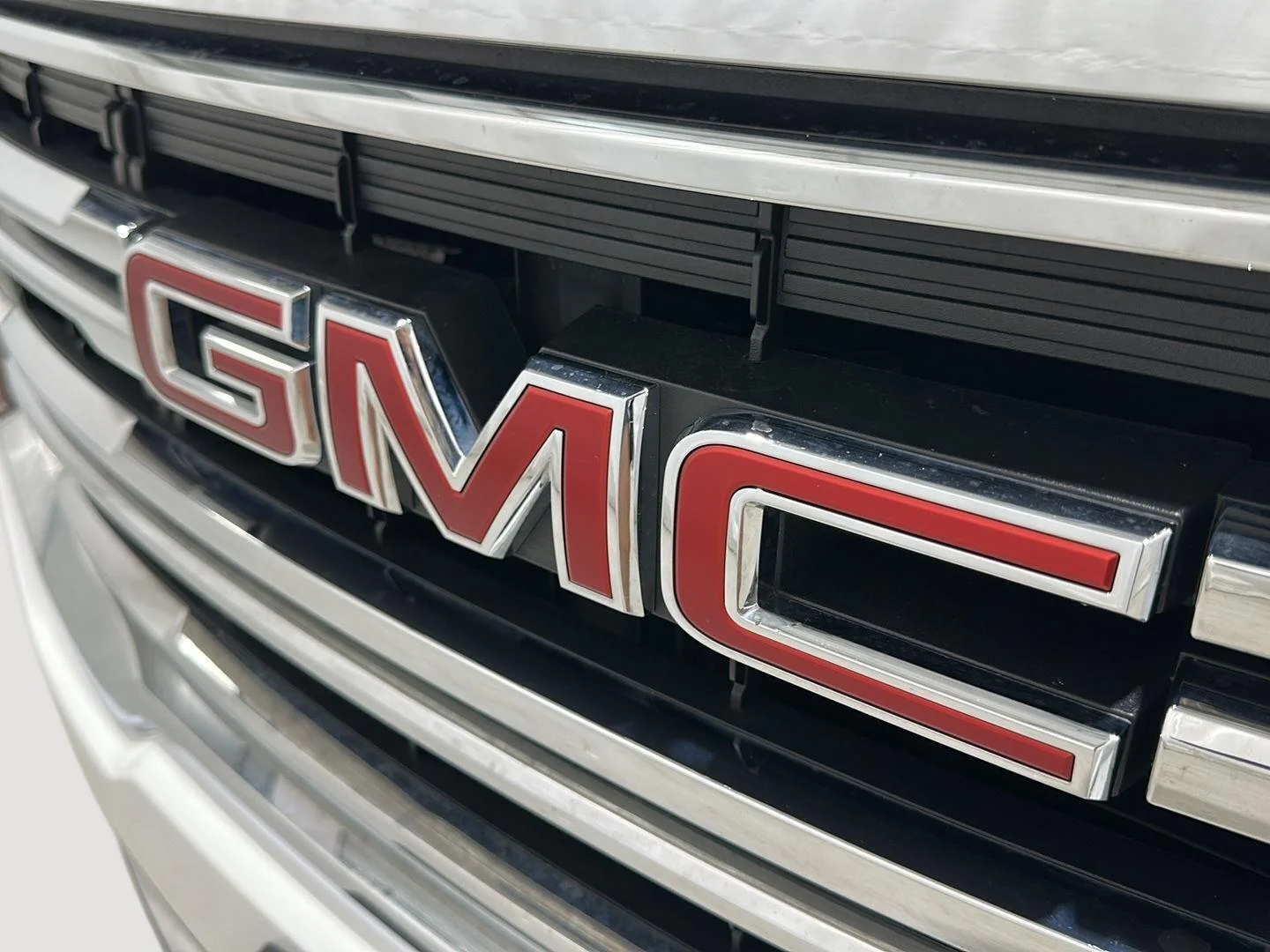 Used 2023 Summit White GMC SLE image 27