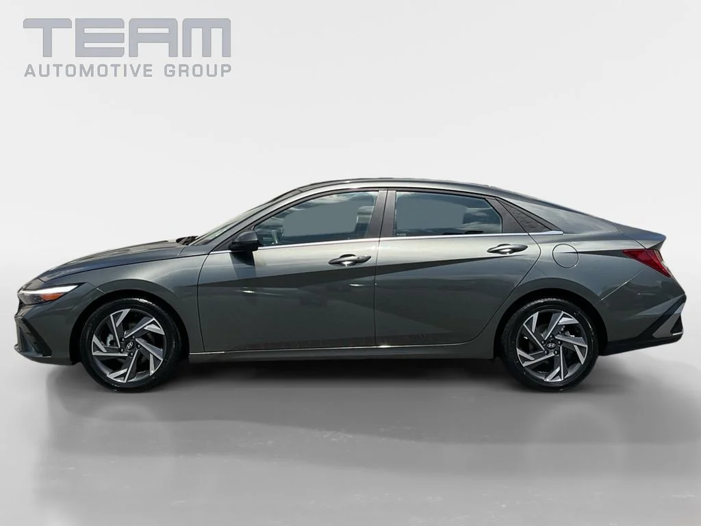 Used 2025 Gray Hyundai SEL Convenience image 4