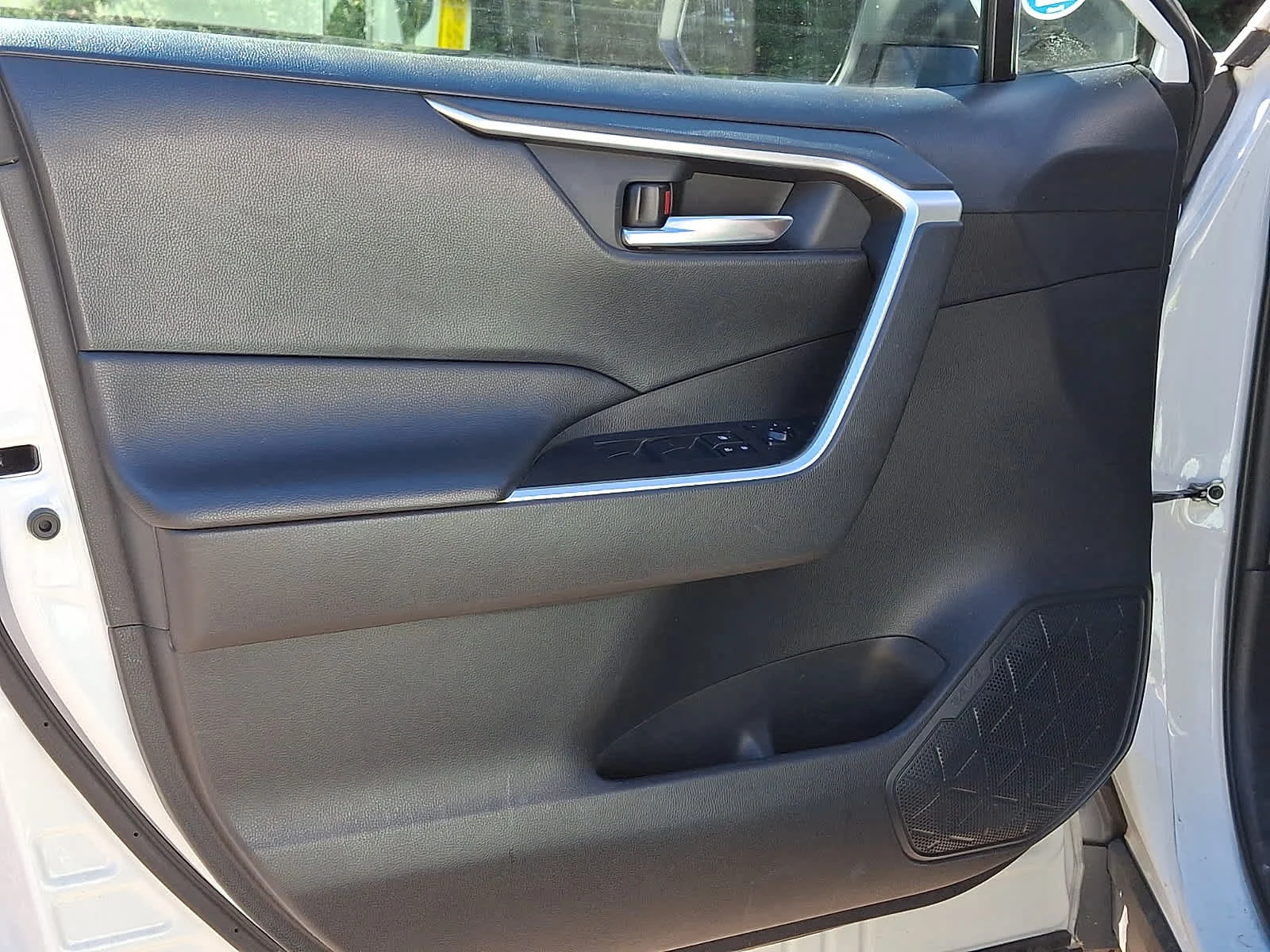 Used 2019 Super White Toyota Hybrid XLE image 10