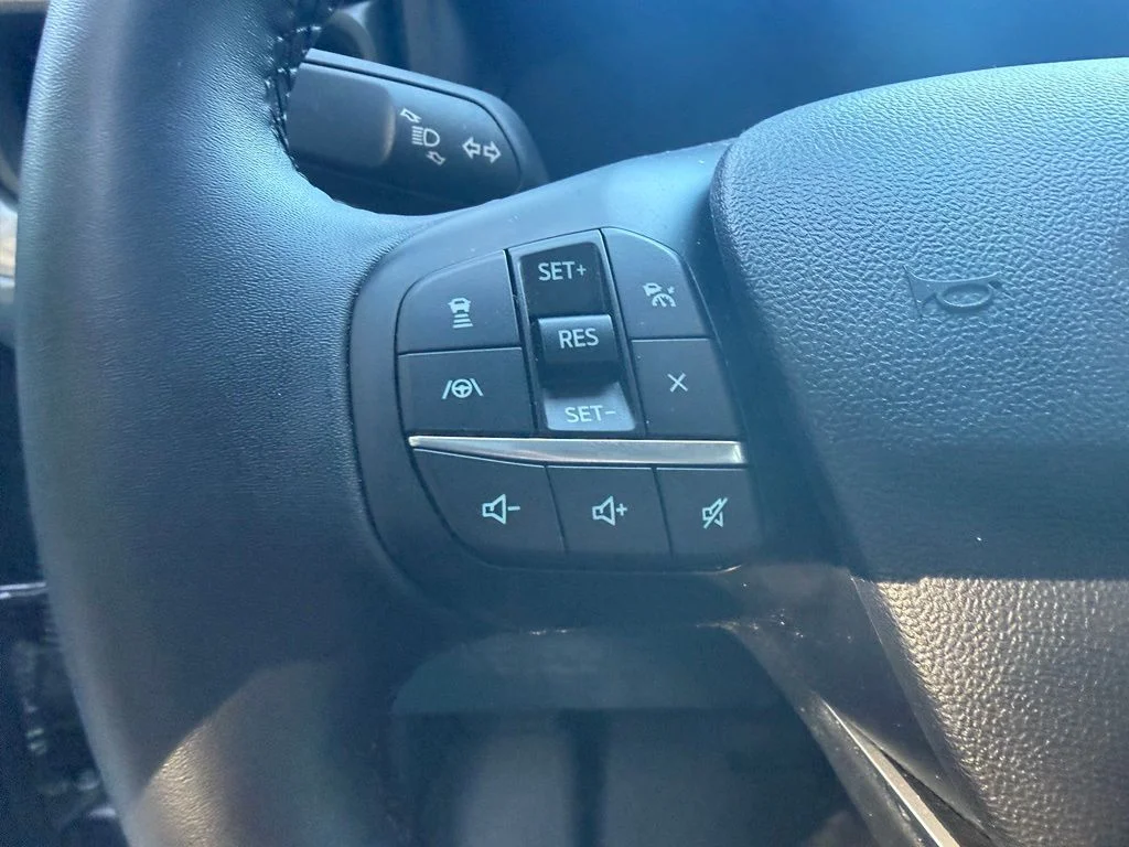 Used 2025 Gray Metallic Ford Lariat image 15