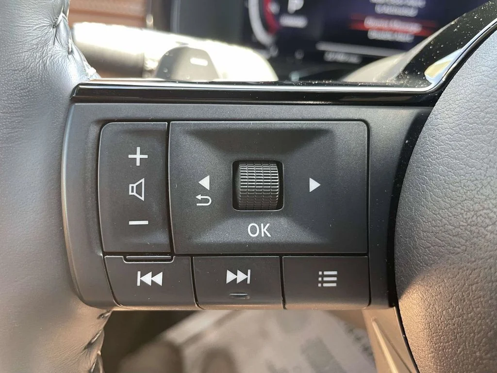 Used 2024 Gray Nissan Platinum image 27