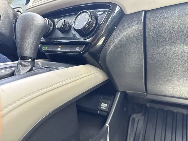 Used 2021 Lunar Silver Metallic Honda LX image 24