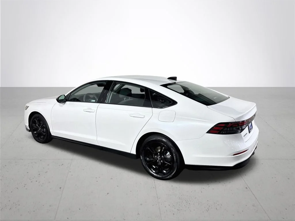 Used 2025 Platinum White Pearl Honda SE image 8